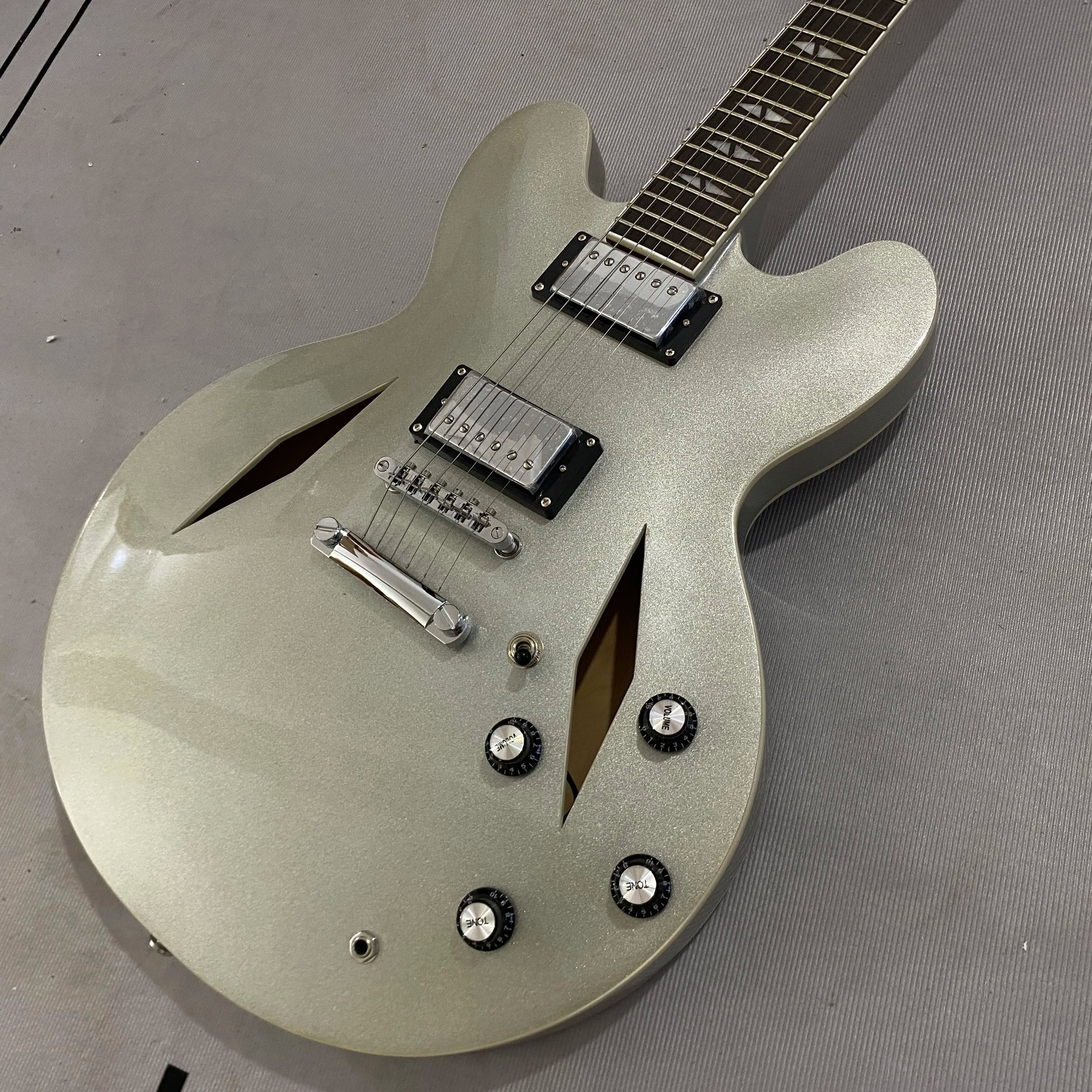 Electric guitar, half hollow , chrome hardware, maple body, HH pickups, rosewood fretboard, 22 frets