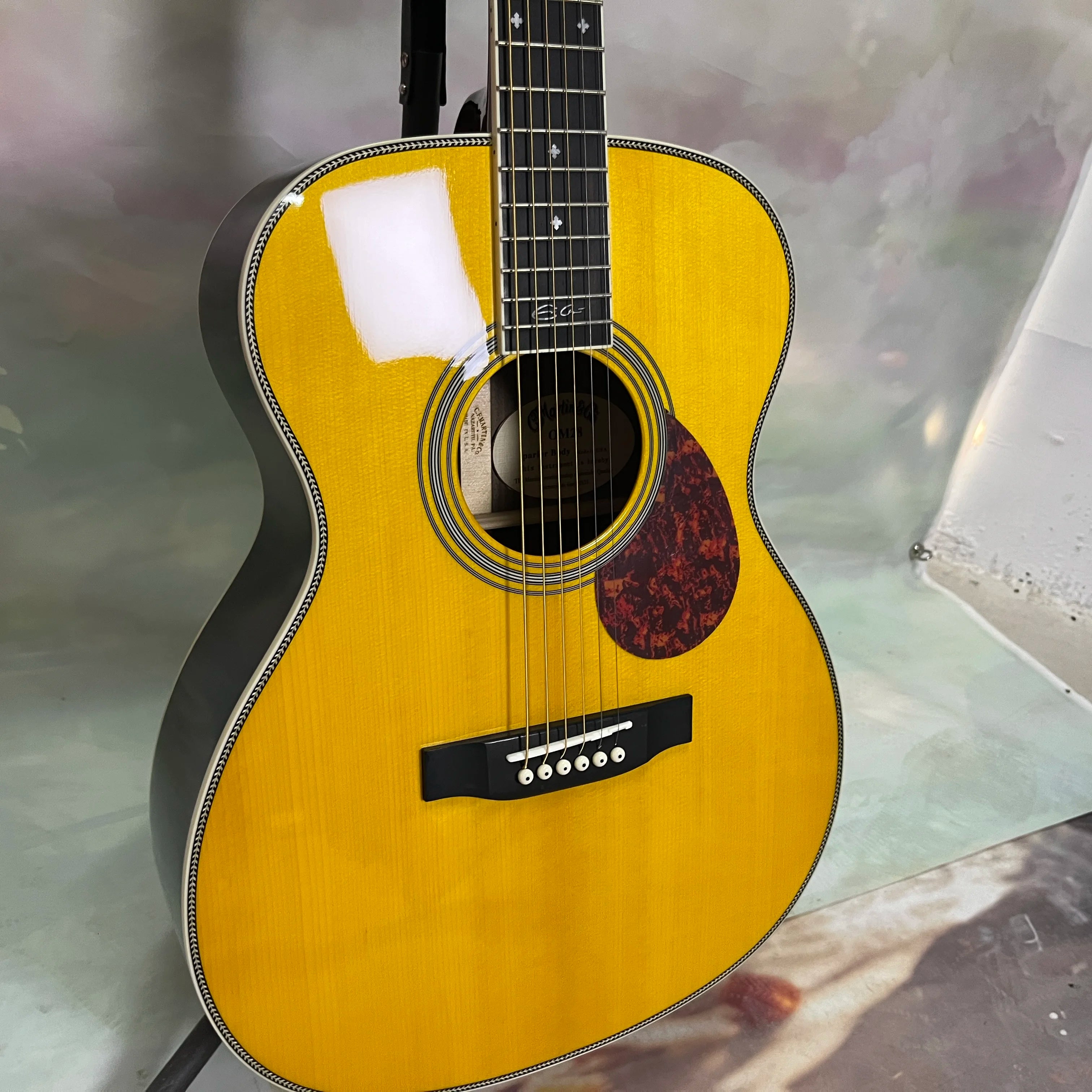 High-quality OM28 acoustic guitar. Solid spruce top. Rosewood fingerboard. 20 frets. Hollow. Rosewood back and sides. 6 strings.