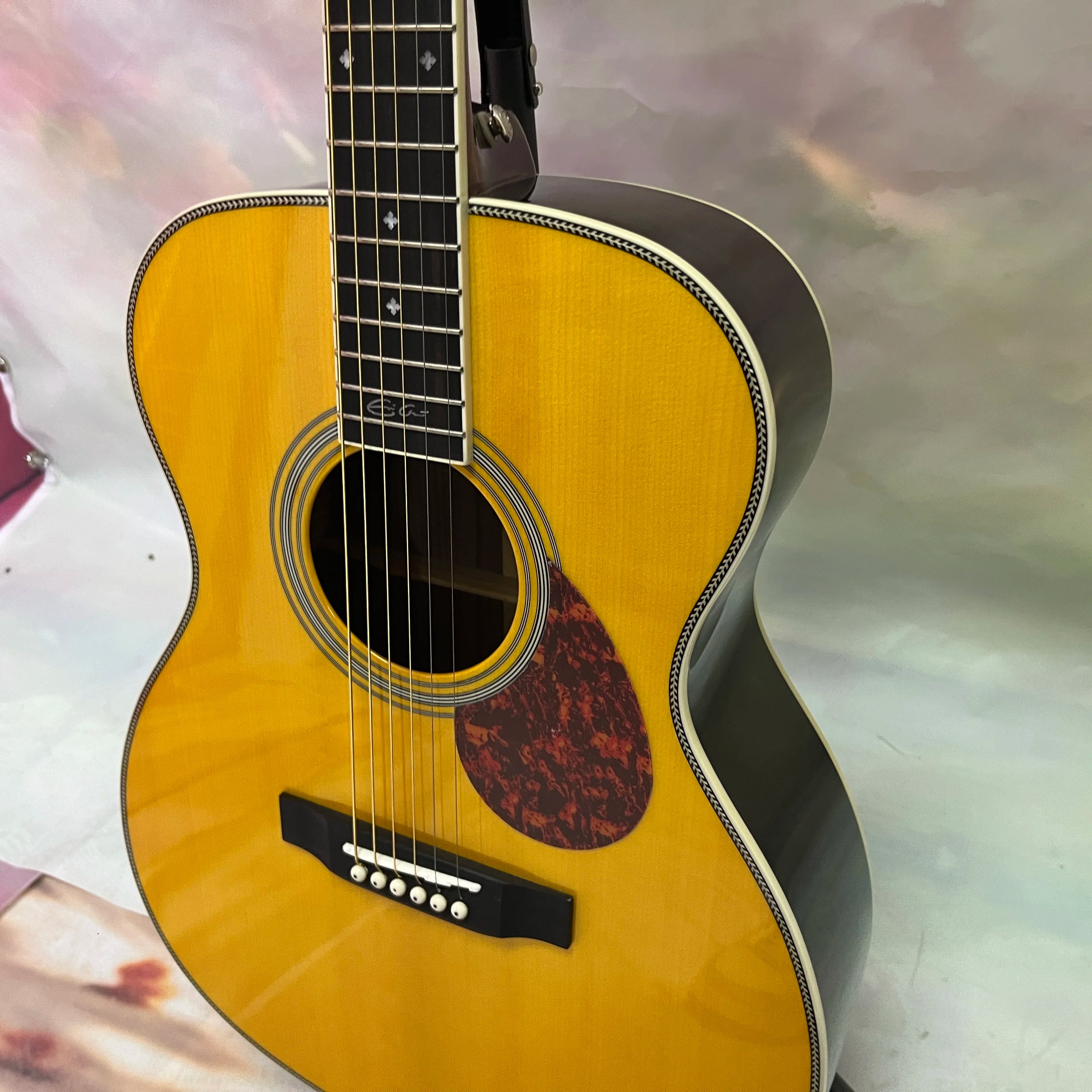 High-quality OM28 acoustic guitar. Solid spruce top. Rosewood fingerboard. 20 frets. Hollow. Rosewood back and sides. 6 strings.