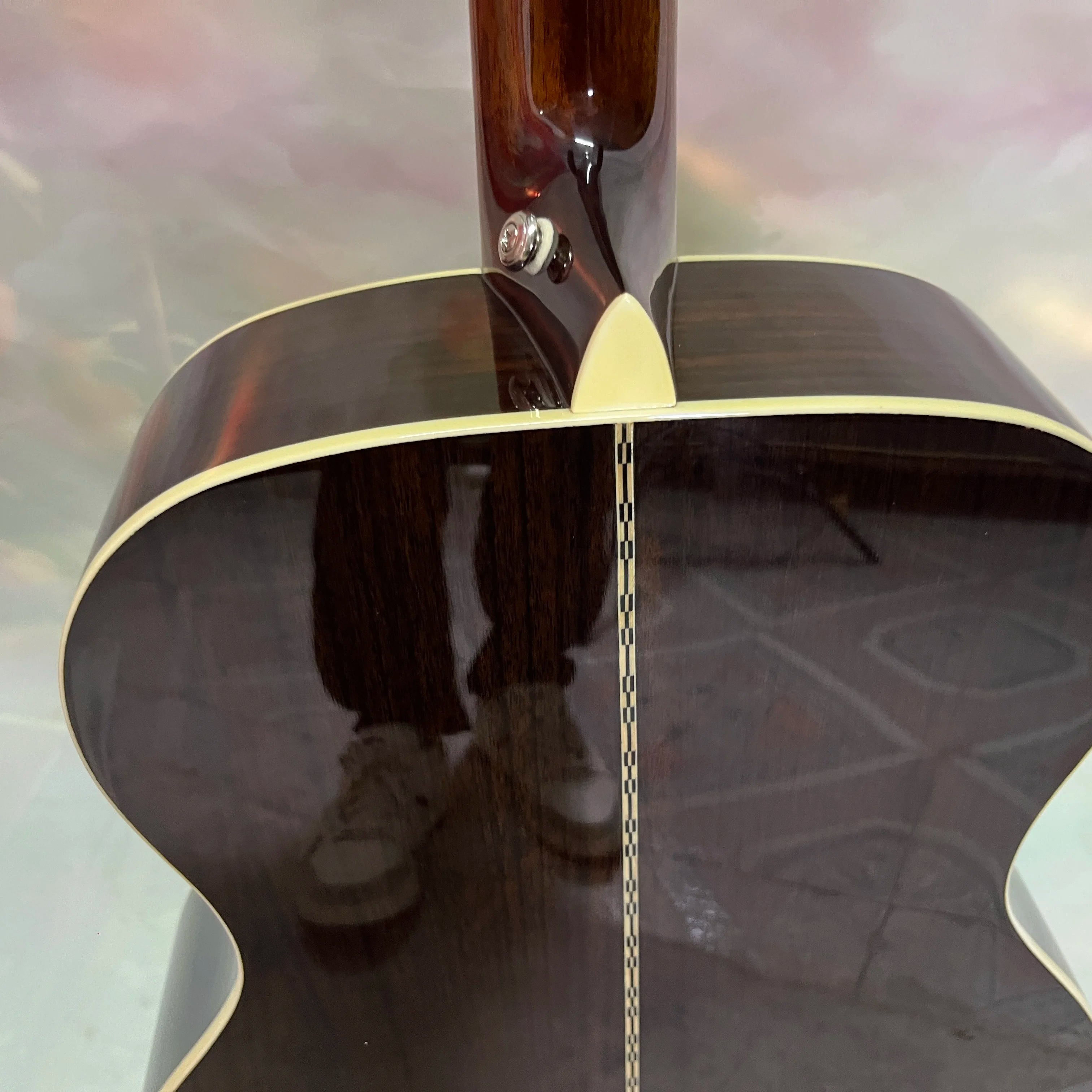 High-quality OM28 acoustic guitar. Solid spruce top. Rosewood fingerboard. 20 frets. Hollow. Rosewood back and sides. 6 strings.