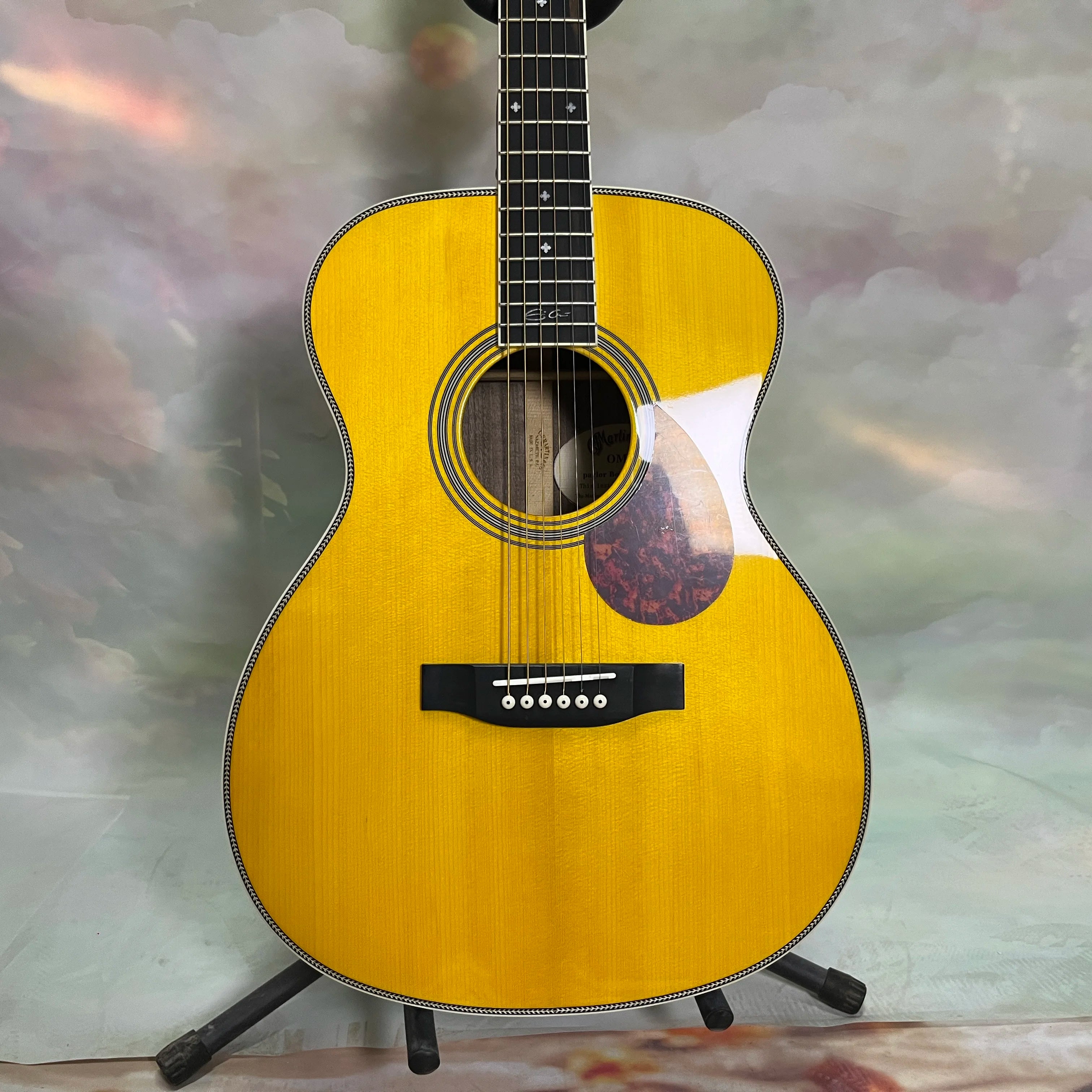 High-quality OM28 acoustic guitar. Solid spruce top. Rosewood fingerboard. 20 frets. Hollow. Rosewood back and sides. 6 strings.