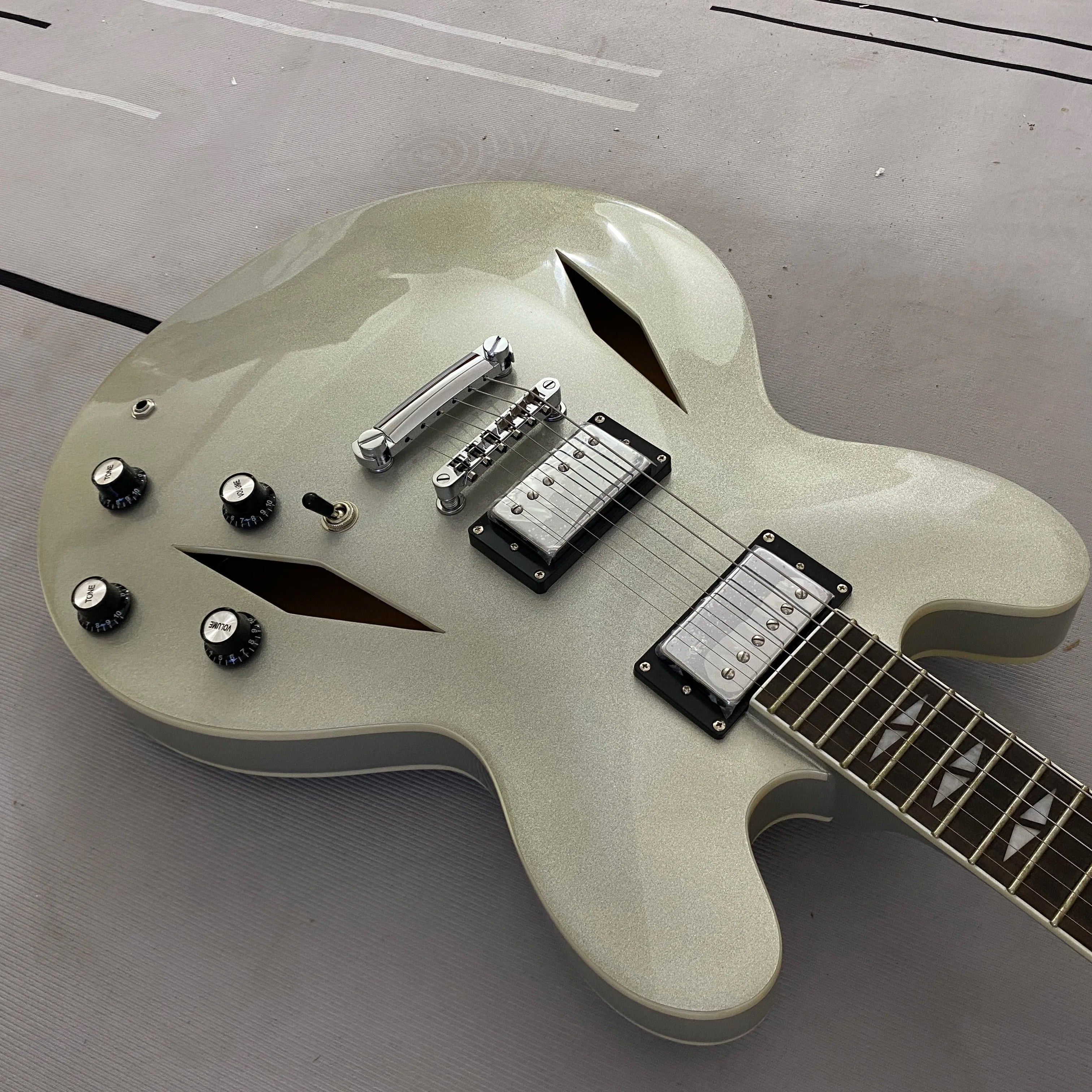 Electric guitar, half hollow , chrome hardware, maple body, HH pickups, rosewood fretboard, 22 frets