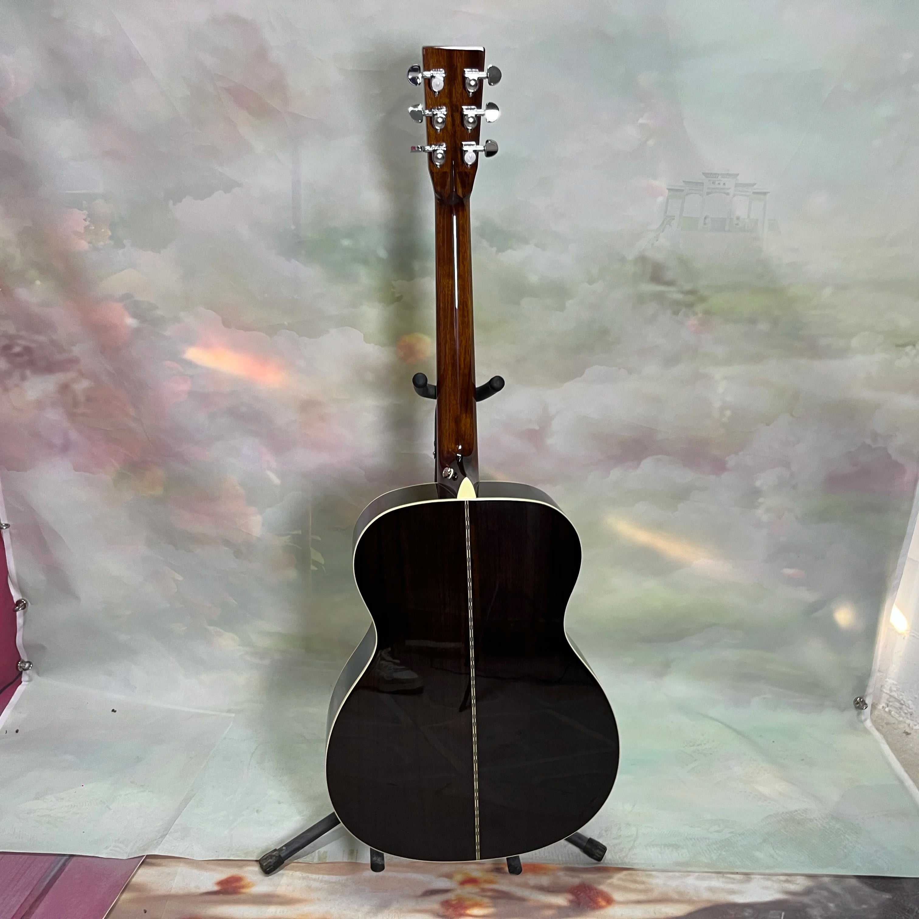 High-quality OM28 acoustic guitar. Solid spruce top. Rosewood fingerboard. 20 frets. Hollow. Rosewood back and sides. 6 strings.