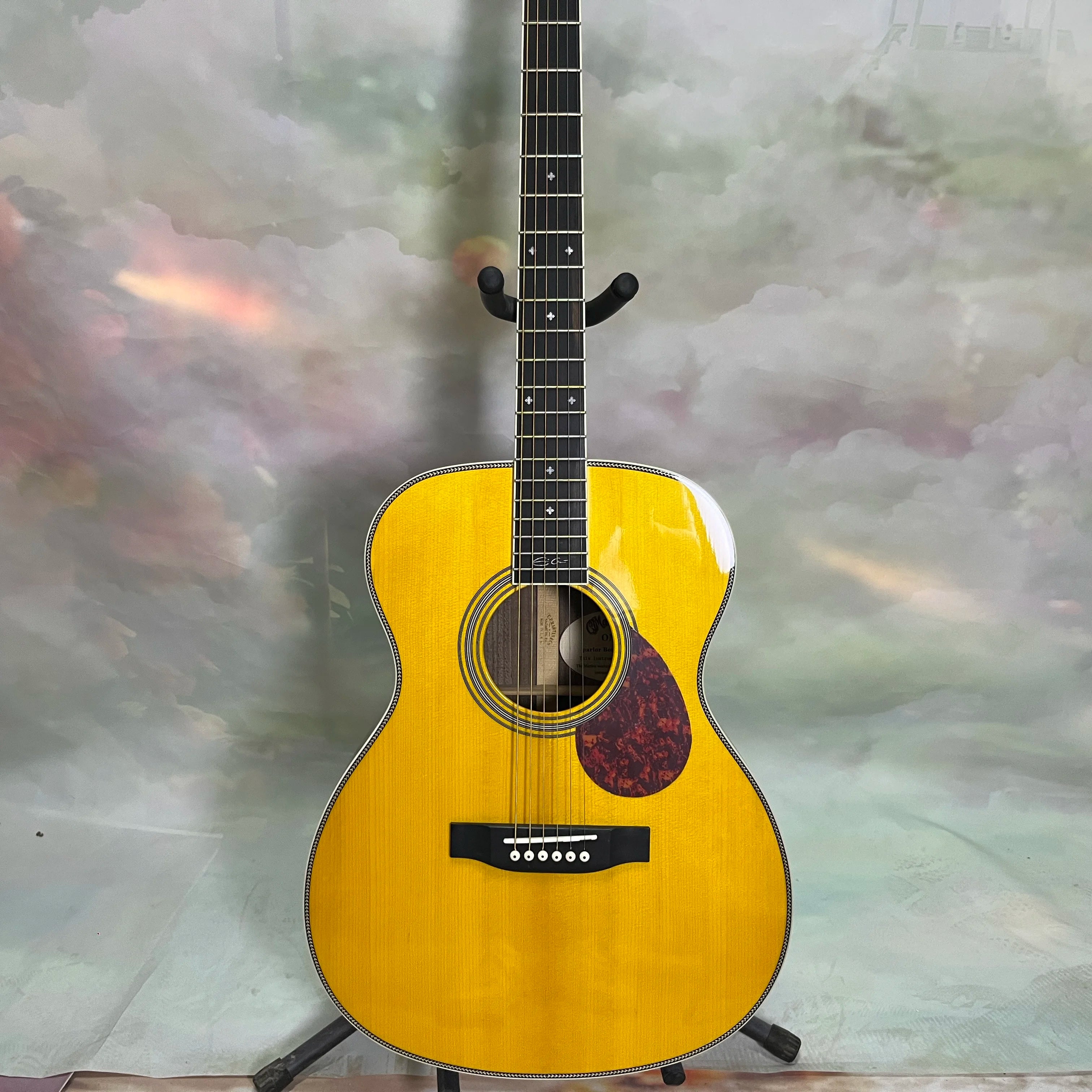 High-quality OM28 acoustic guitar. Solid spruce top. Rosewood fingerboard. 20 frets. Hollow. Rosewood back and sides. 6 strings.
