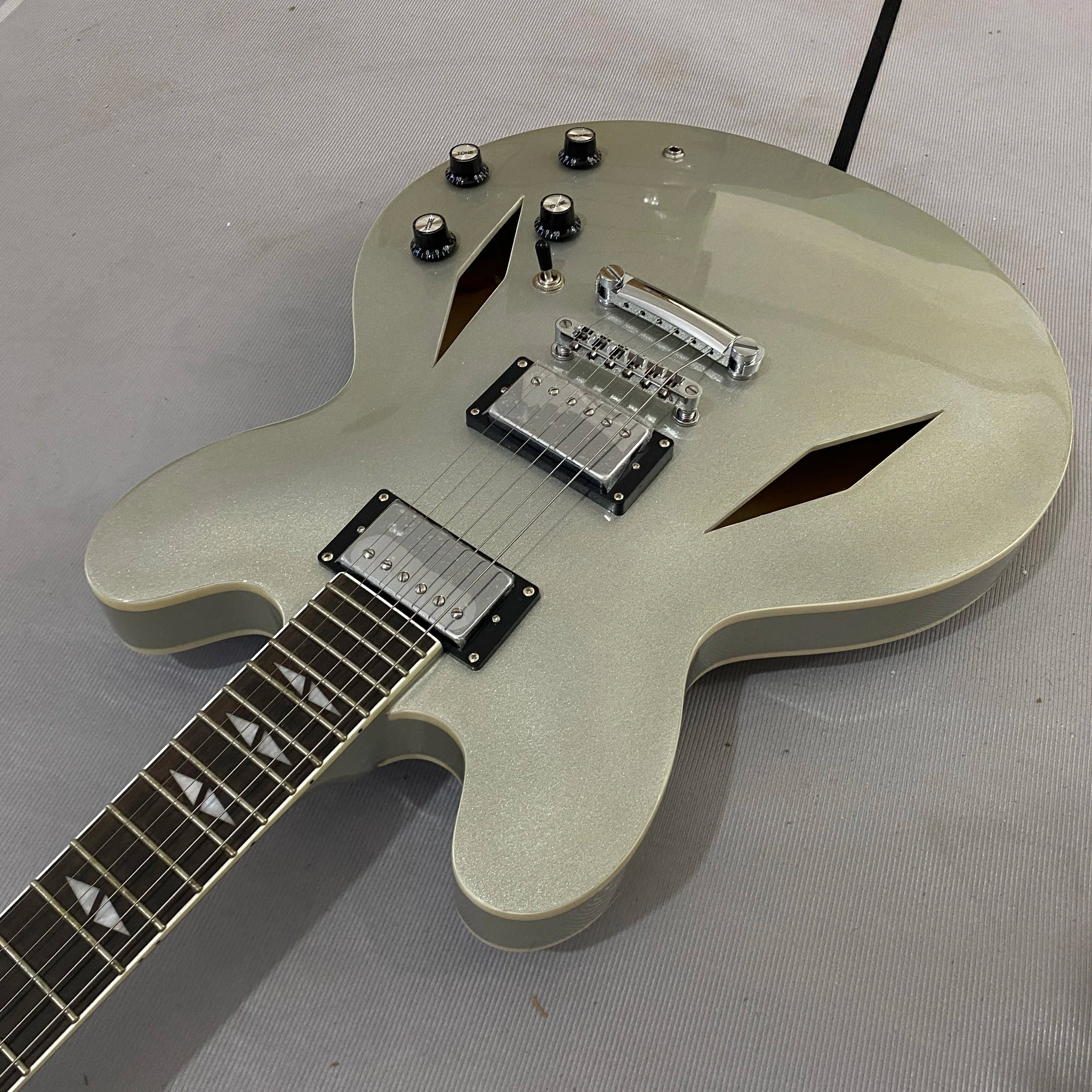 Electric guitar, half hollow , chrome hardware, maple body, HH pickups, rosewood fretboard, 22 frets